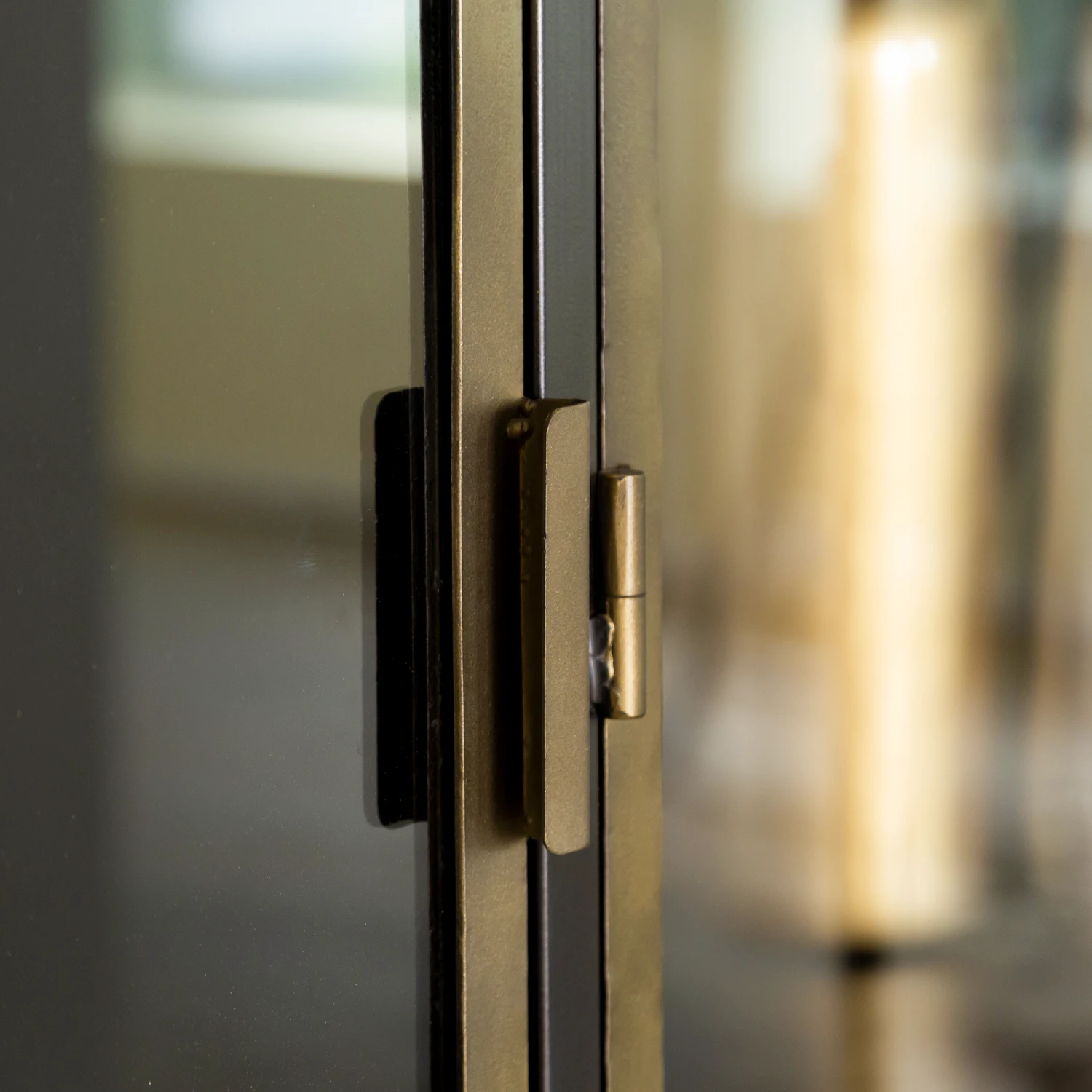 Vaisselier En Laiton Et Métal Janelle 9 Vaisselier En Laiton Et Métal Janelle – Image 7